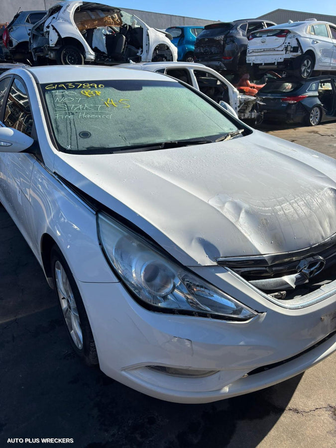 2010 Hyundai I45 Right Front Door Window