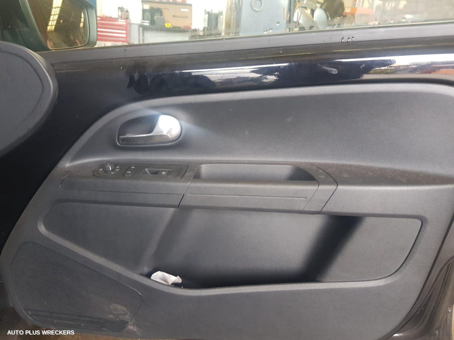 2013 Volkswagen Up Right Front Door