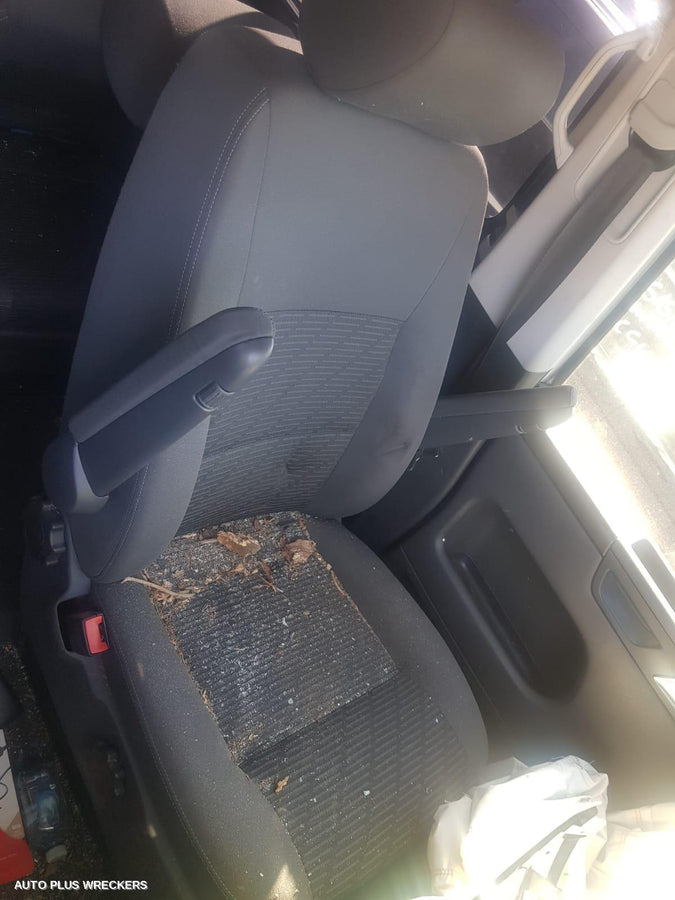 2010 Volkswagen Transporter Right Front Door