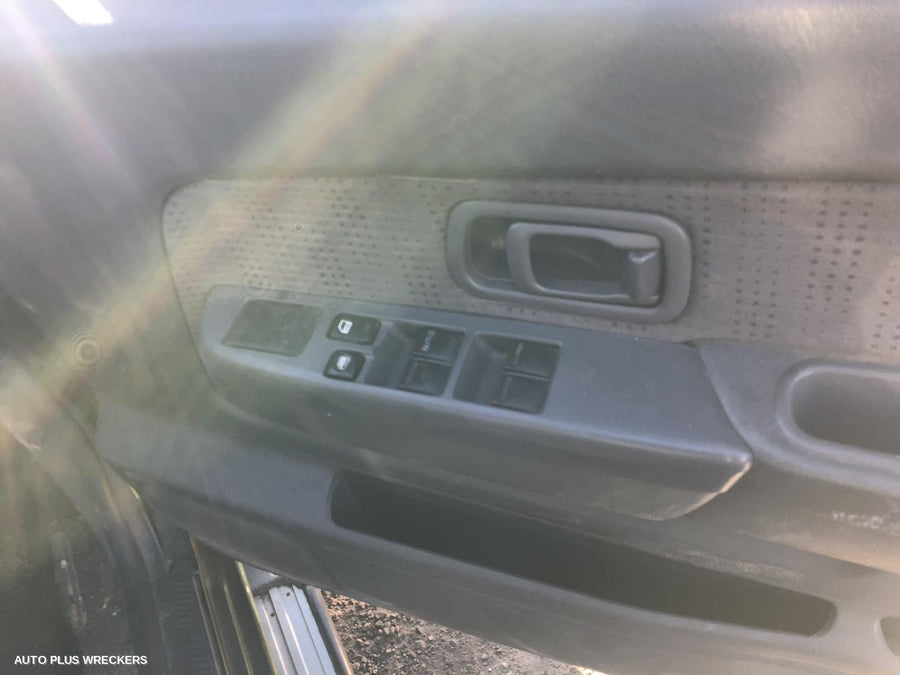 2002 Nissan Navara Left Guard