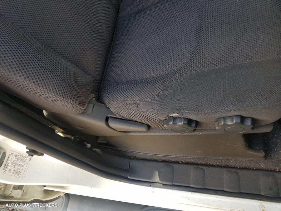 2006 Nissan Navara Right Front Door Window