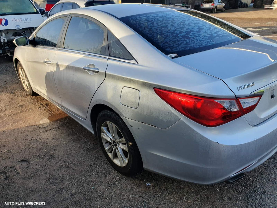 2011 Hyundai I45 Left Front Door