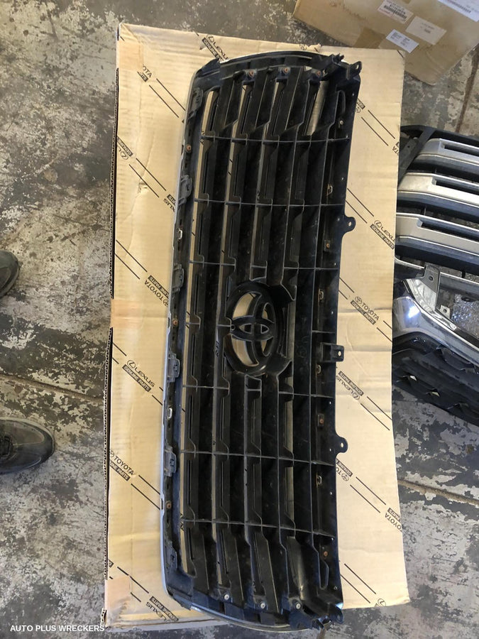 2013 Toyota Landcruiser Grille