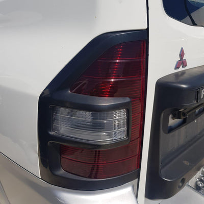 2000-2006 Mitsubishi Pajero Right Front Door Window