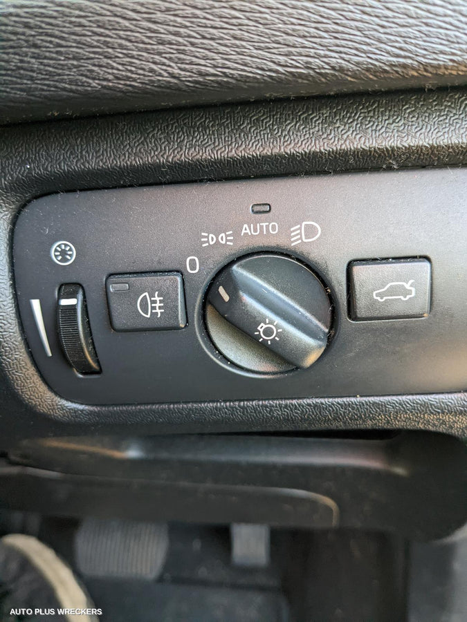 2016 Volvo S40 Left Front Door