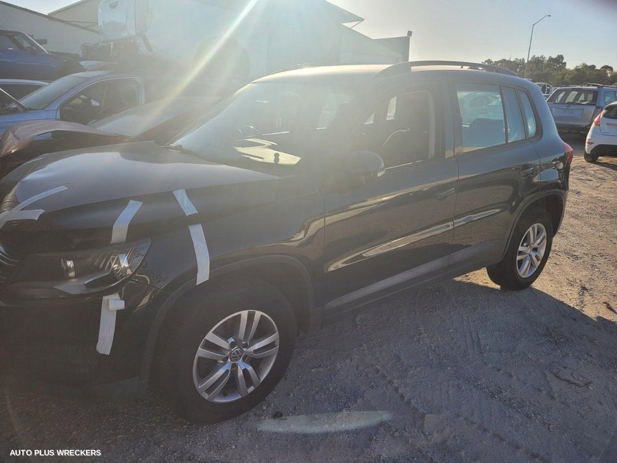 2012 Volkswagen Tiguan Left Taillight