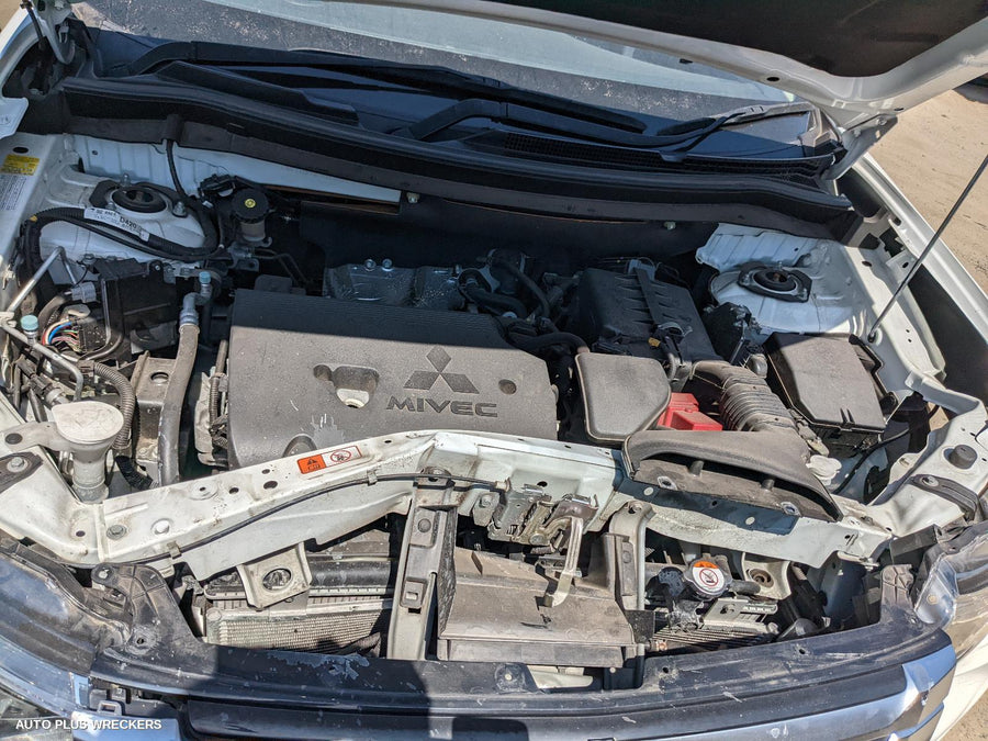 2014 Mitsubishi Outlander Left Front Door