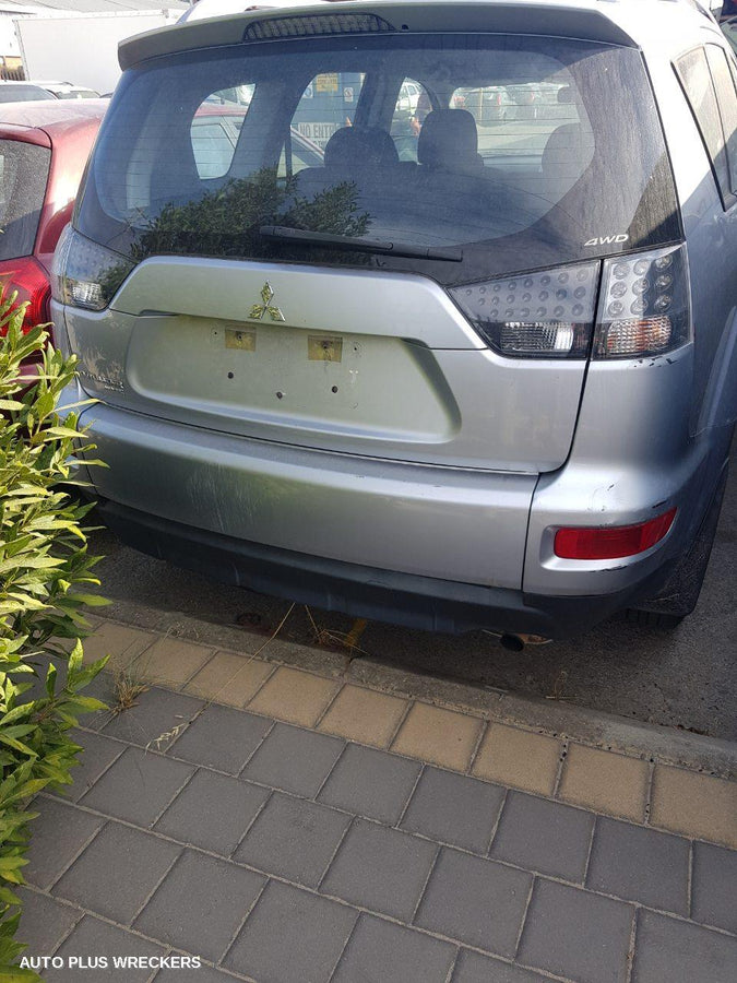 2010 Mitsubishi Outlander Left Front Door