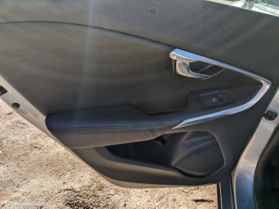 2016 Volvo S40 Left Front Door