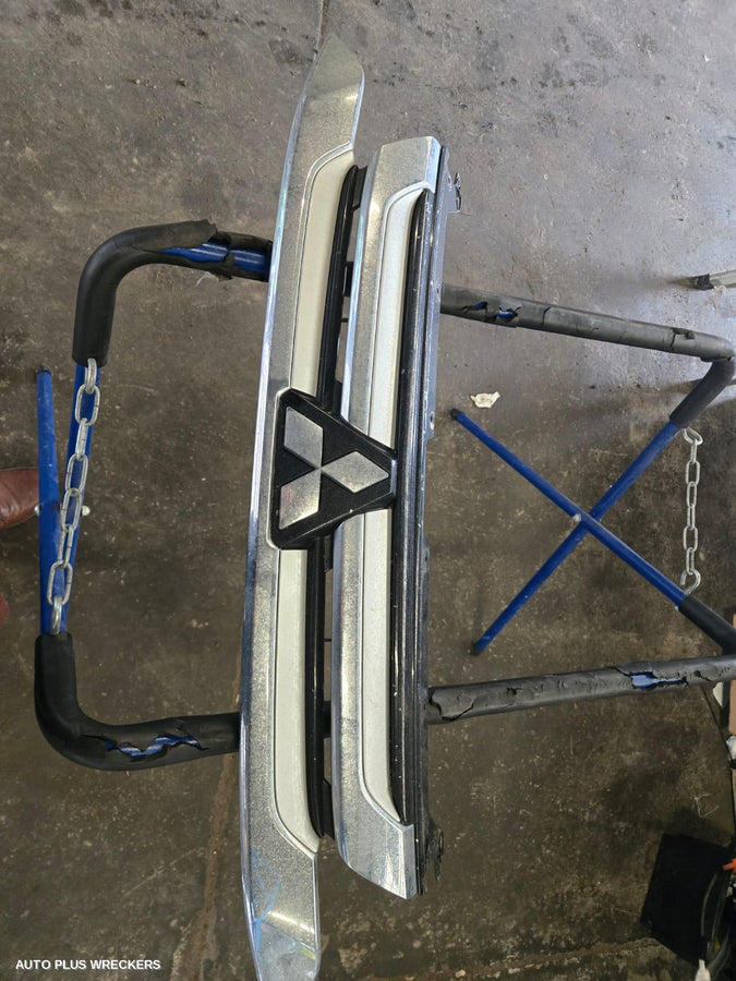 2016 Mitsubishi Outlander Grille