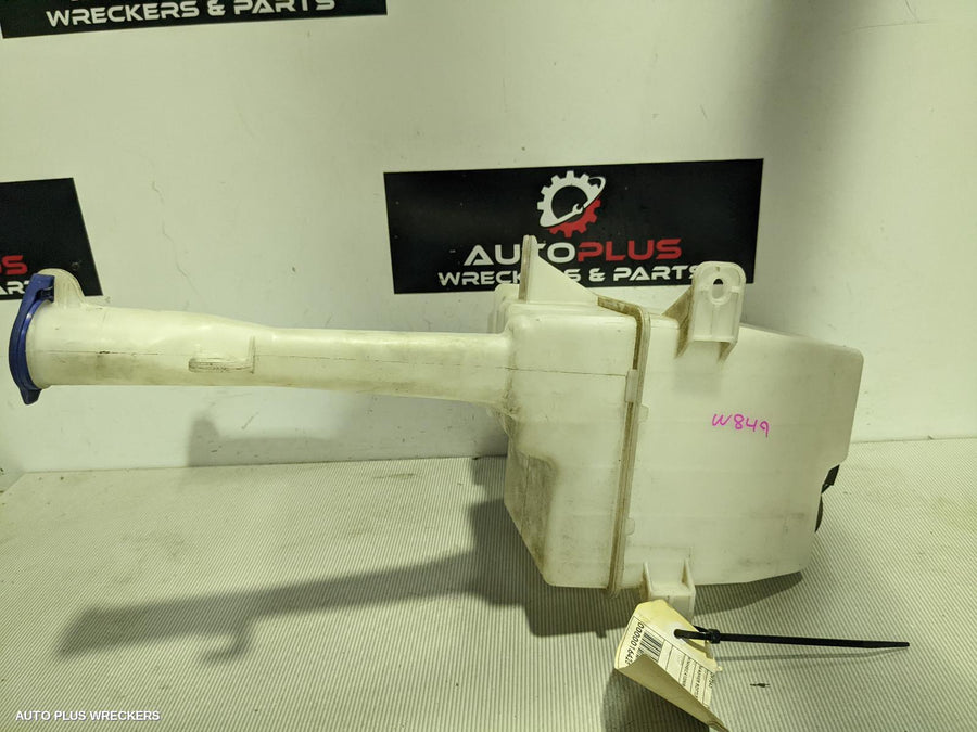 2011 Hyundai I45 Washer Bottle