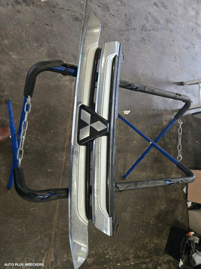 2016 Mitsubishi Outlander Grille