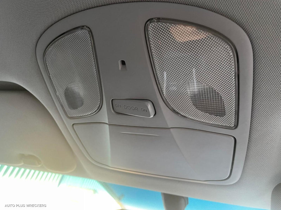 2011 Hyundai I45 Left Front Door