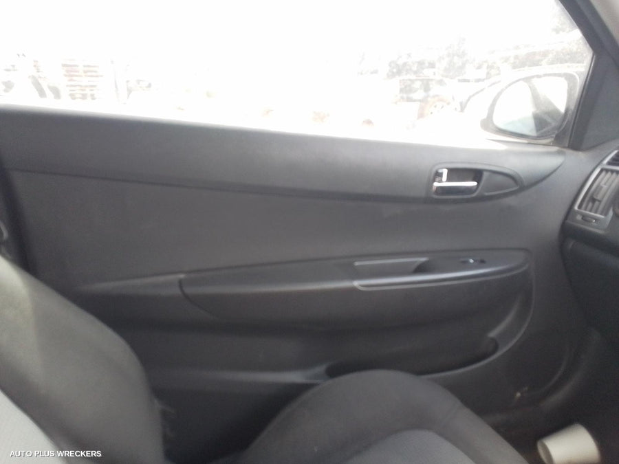 2013 Hyundai I20 Left Front Door