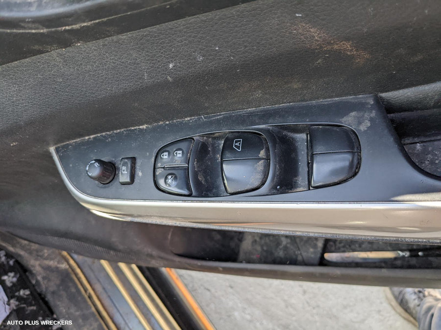 2020 Nissan Navara Headrest