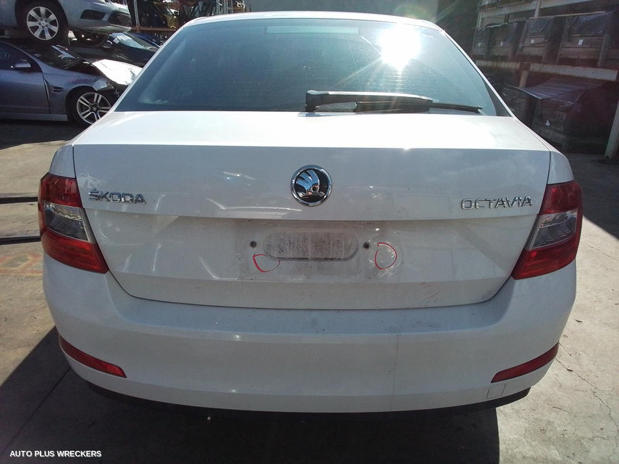 2014 SKODA OCTAVIA RIGHT REAR DOOR SLIDING
