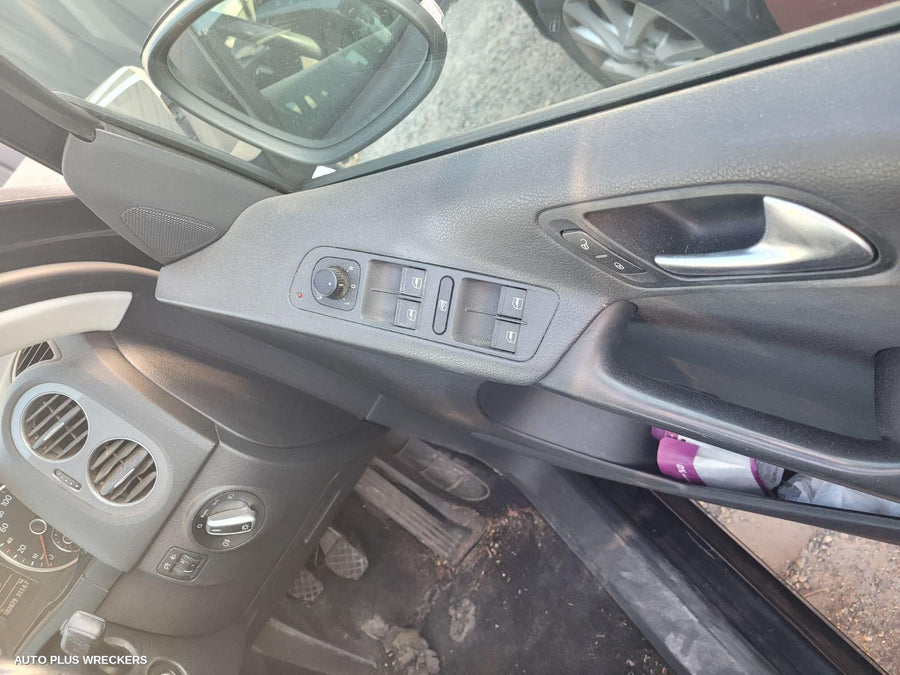 2012 Volkswagen Tiguan Left Taillight