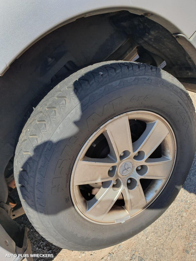 2007 Mitsubishi Pajero Right Front Door Window