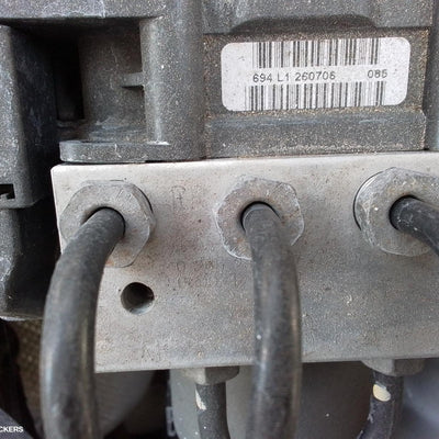 2006 Holden Commodore Left Front Window Reg Motor