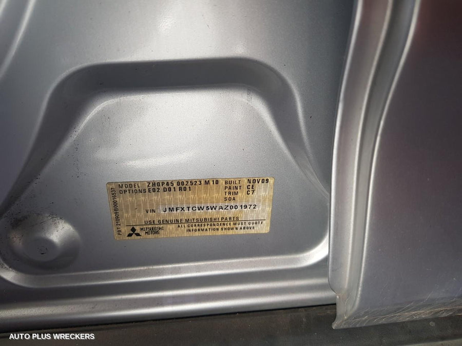 2010 Mitsubishi Outlander Left Front Door