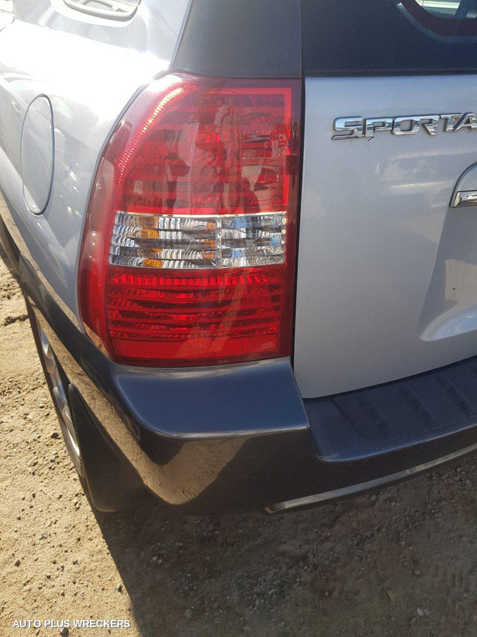 2008 KIA SPORTAGE LEFT FRONT DOOR