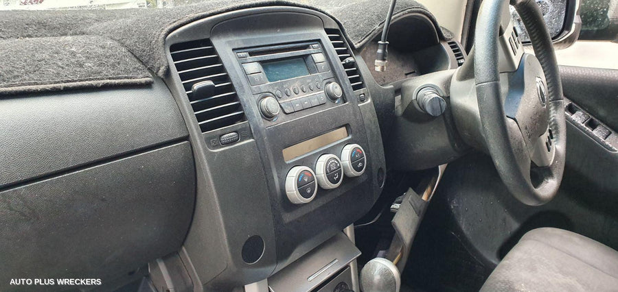 2013 Nissan Navara Right Front Door Window