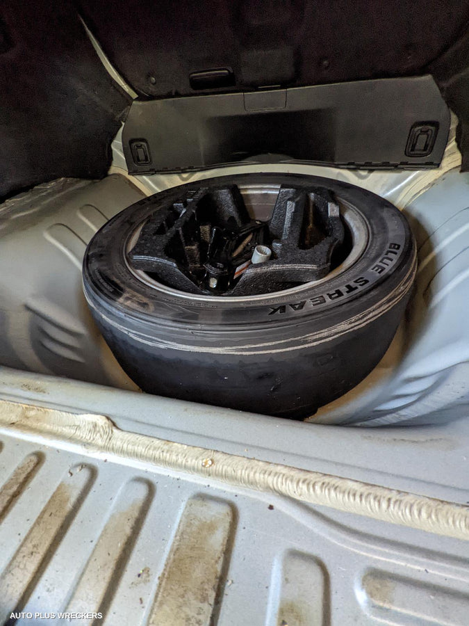 2010 Suzuki Kizashi Left Taillight