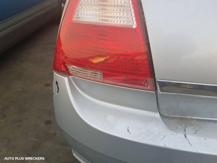 2005 Mitsubishi 380 Left Headlamp