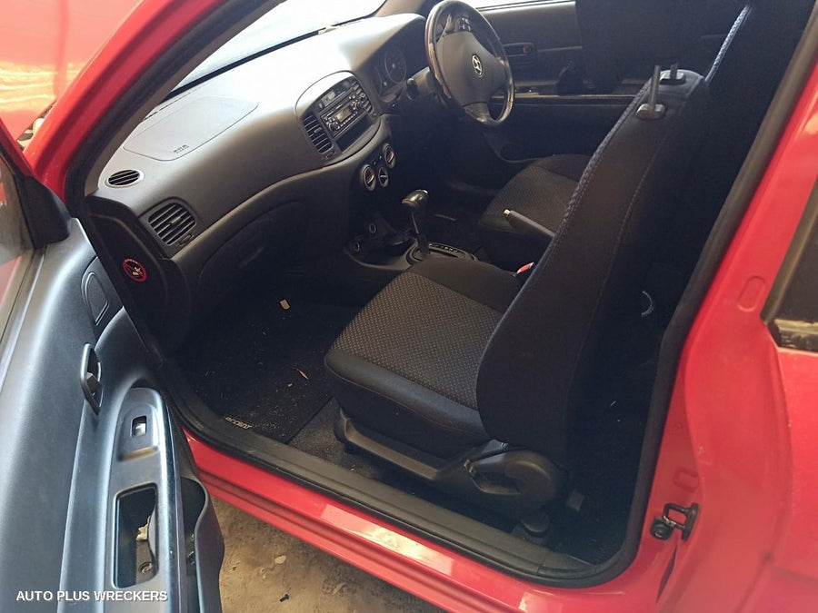 2006 Hyundai Accent Left Front Door