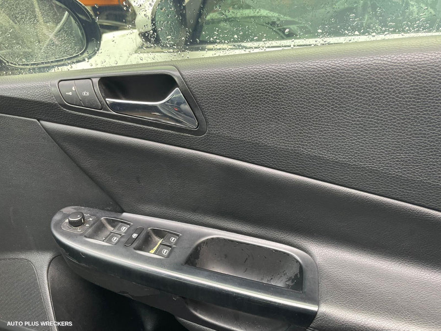 2006 Volkswagen Passat Right Guard