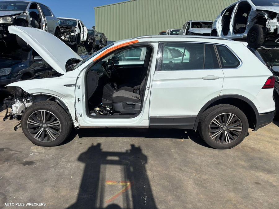 2023 Volkswagen Tiguan Left Driveshaft