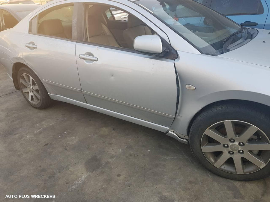 2005 Mitsubishi 380 Left Headlamp