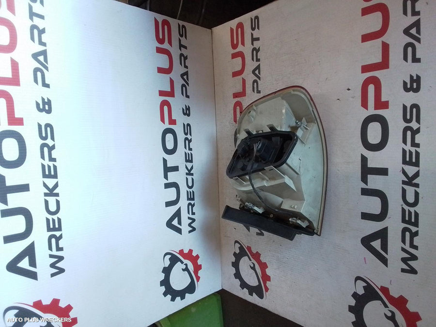 2004 Volkswagen Touareg Left Taillight