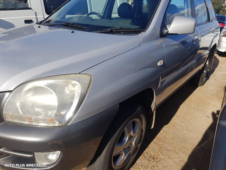 2008 KIA SPORTAGE LEFT FRONT DOOR
