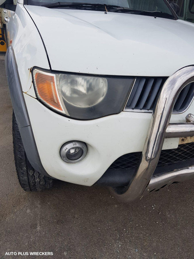 2007 MITSUBISHI TRITON RIGHT FRONT DOOR WINDOW