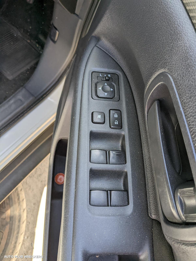 2014 MITSUBISHI OUTLANDER DOOR HANDLE