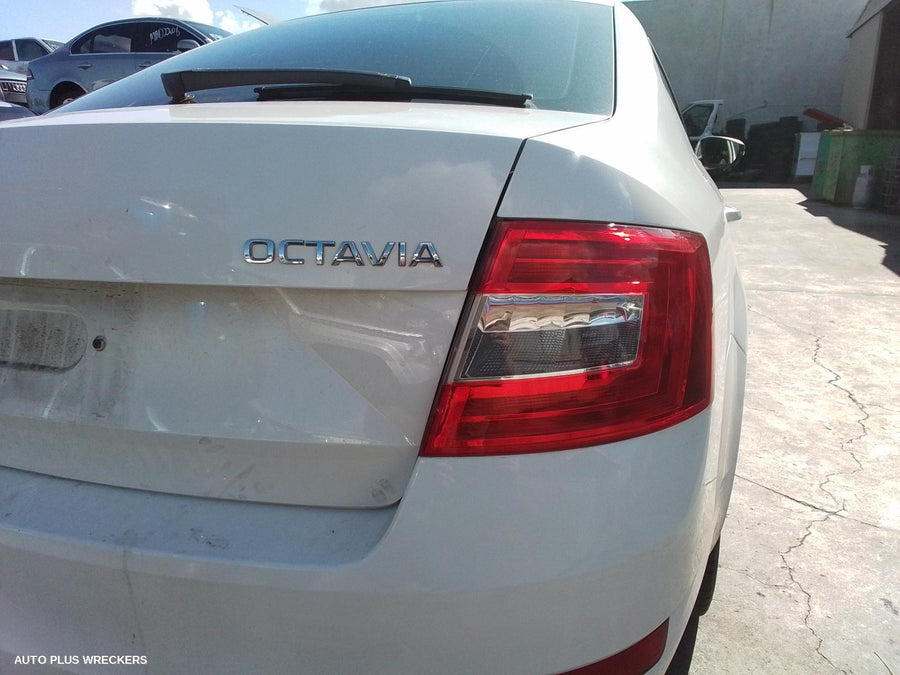 2014 Skoda Octavia Right Rear Door Window