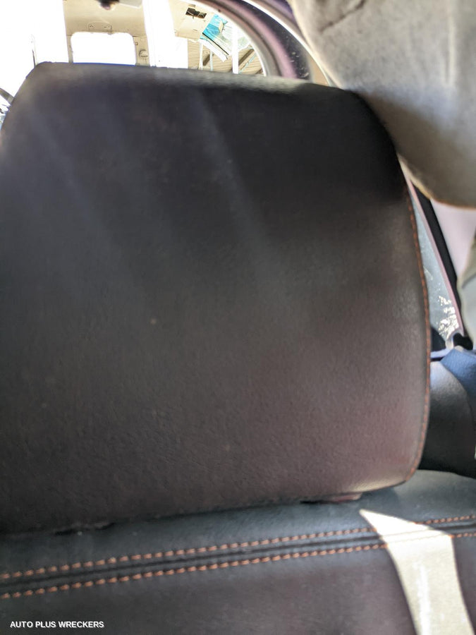 2020 Nissan Navara Headrest