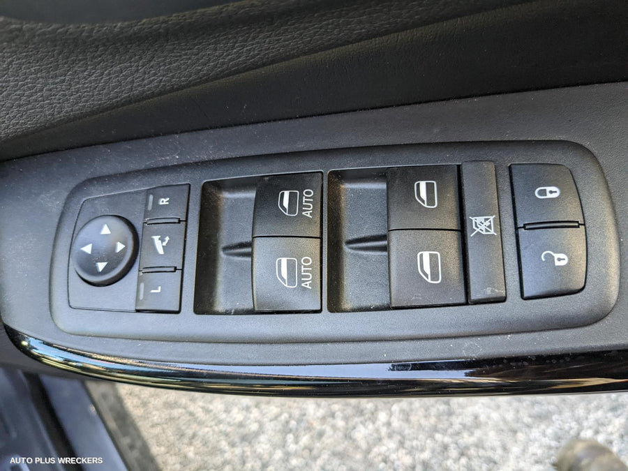 2020 Jeep Cherokee Left Front Door