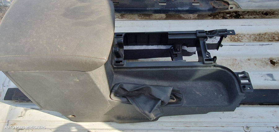 2006 Nissan Navara Console