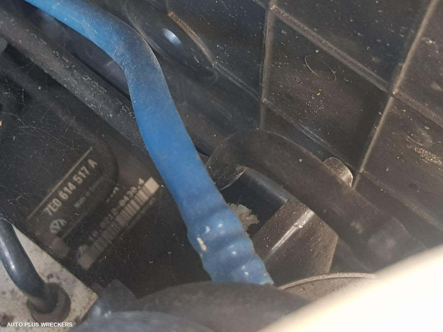 2010 Volkswagen Transporter Left Guard