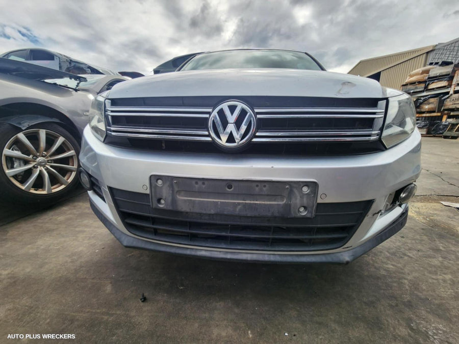 2013 Volkswagen Tiguan Left Taillight