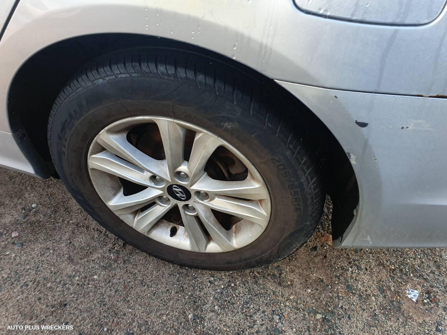 2011 Hyundai I45 Left Front Door