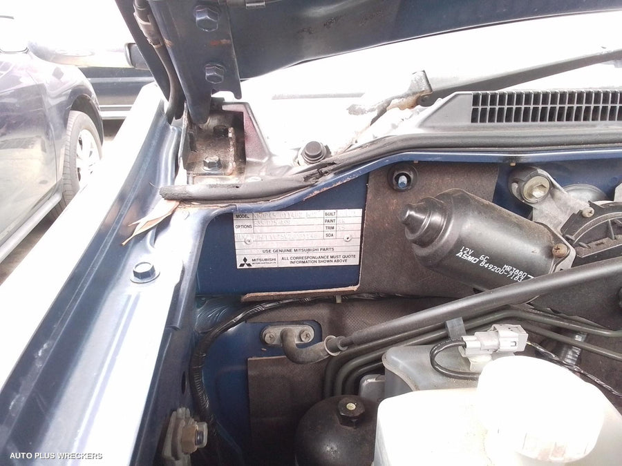 2001 Mitsubishi Pajero Left Rear Door Sliding