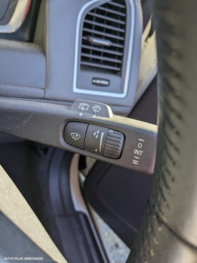 2015 VOLVO XC60 LEFT FRONT DOOR