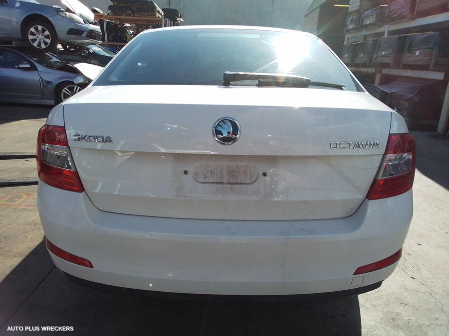 2014 SKODA OCTAVIA RIGHT REAR DOOR SLIDING