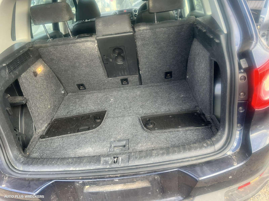 2011 Volkswagen Tiguan Left Taillight