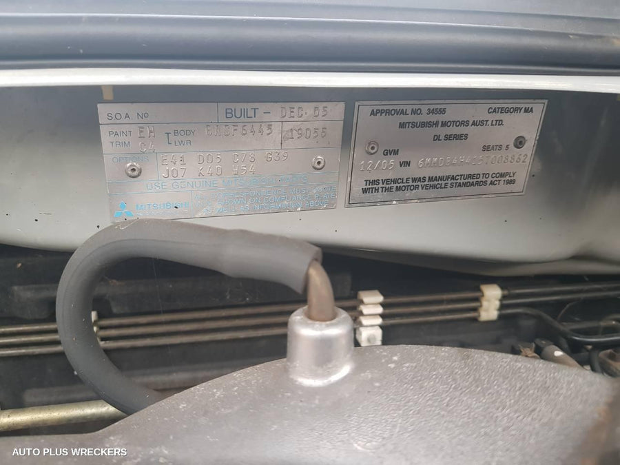 2005 Mitsubishi 380 Left Headlamp