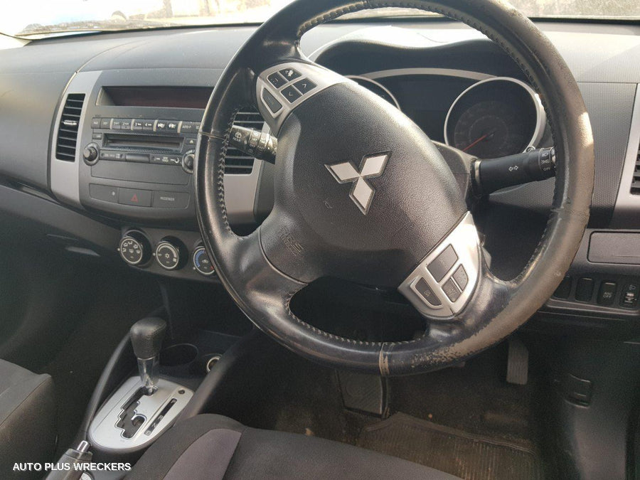2010 Mitsubishi Outlander Left Front Door