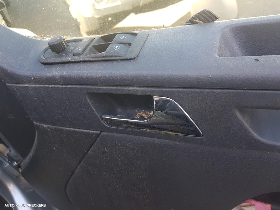 2010 Volkswagen Transporter Right Front Door Window